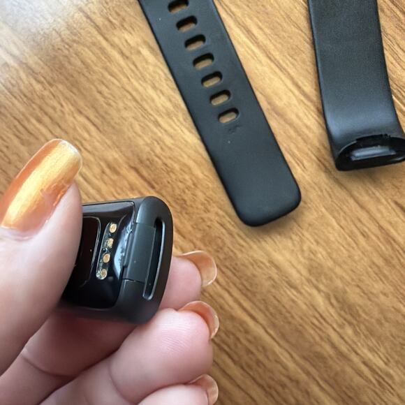 Fitbit Charge 5 Black/ Graphite Stainless Steel Doesn’t Turn On - Picture 7 of 11